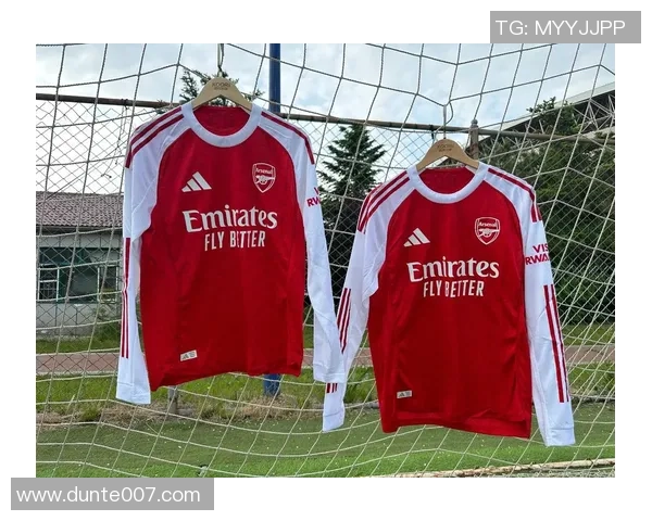 冬天足球球星如何保暖兼顾专业表现穿搭揭秘