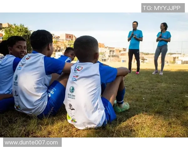 小孩梦想与足球球星同行：从踢球小将到绿茵场传奇的成长故事