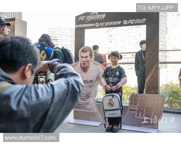 美黑球星的崛起与挑战 足球场上超越肤色的辉煌传奇