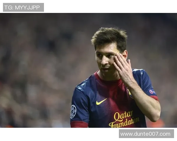 足球明星合影背景下男生头像展现独特风采与运动魅力