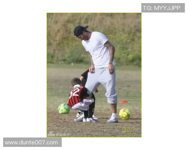 足球球星带娃遛弯展现亲子时光 父爱如山与孩子共度快乐时刻 足球球星带娃遛弯展现亲子时光 父爱如山与孩子共度快乐时刻