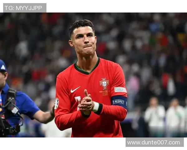 足球球星精彩耍球技巧大揭秘，盘点最炫酷的个人表演与花式技巧