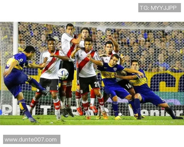 迈克足球天才崛起：从少年梦想到国际赛场的辉煌征程