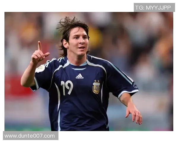 马克足球球星的传奇人生与赛场风采解析：从青涩少年到世界巨星的成长之路